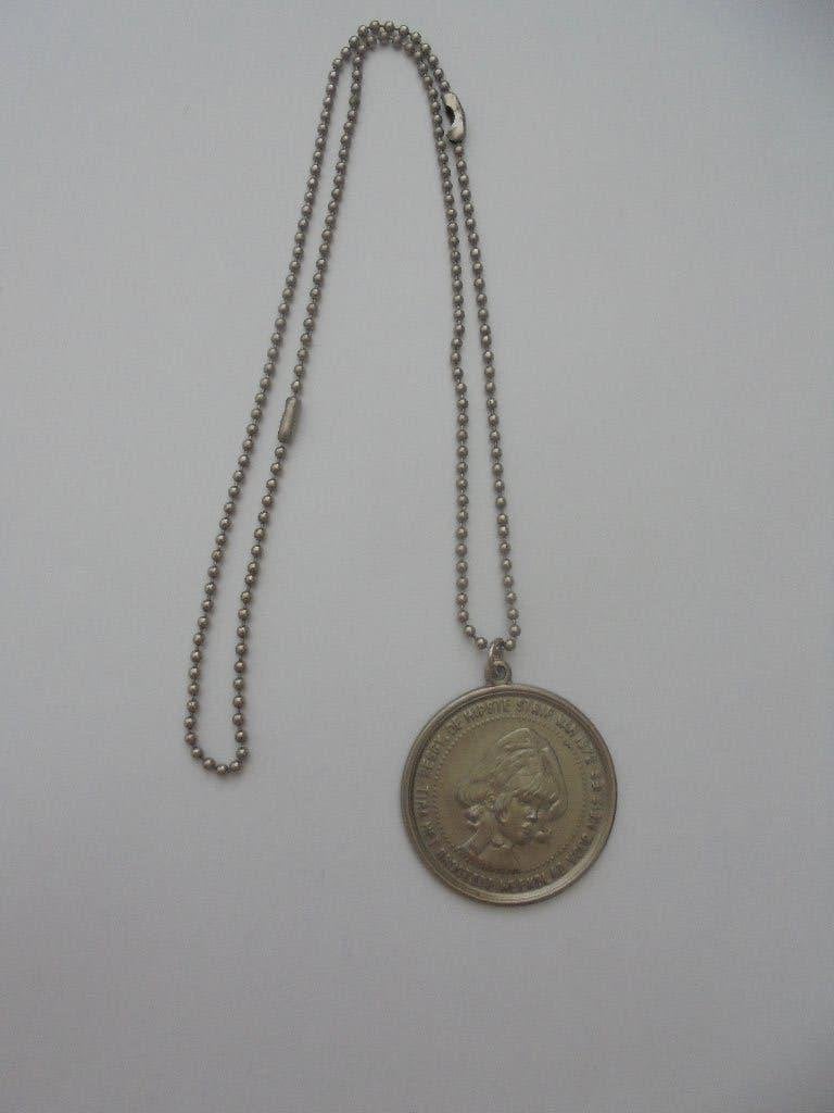 Vintage ketting herdenkingspenning Peggy 1972, Ophalen of Verzenden, Zo goed als nieuw, Zilver, Overige materialen