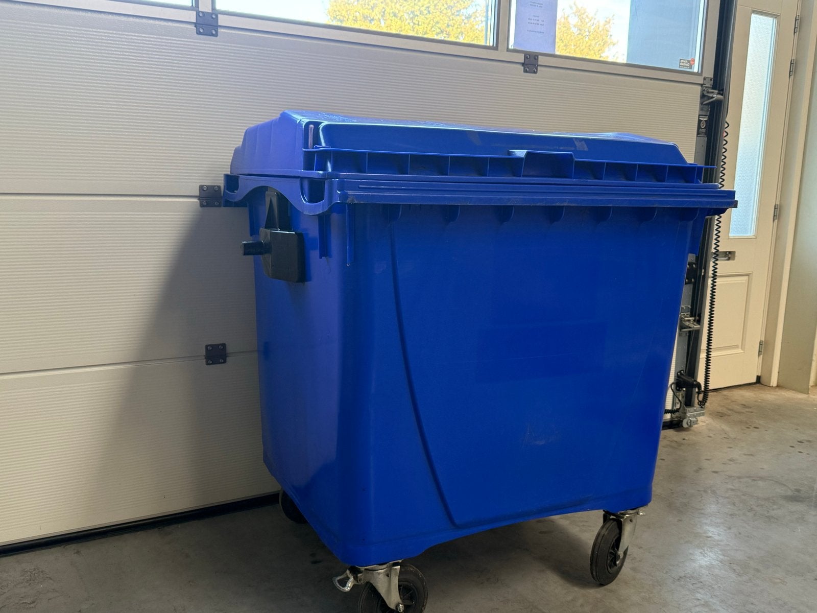 Mooie blauwe afvalcontainer in goede staat, Ophalen, Kunststof, 40 liter of meer, Zo goed als nieuw
