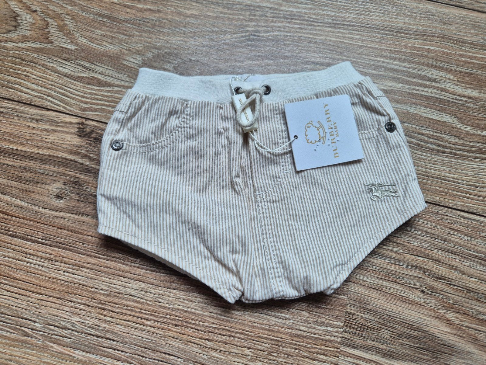 Nieuw broekje van Burberry maatje 56, Kinderen en Baby's, Broekje, Nieuw, Ophalen of Verzenden, Jongetje