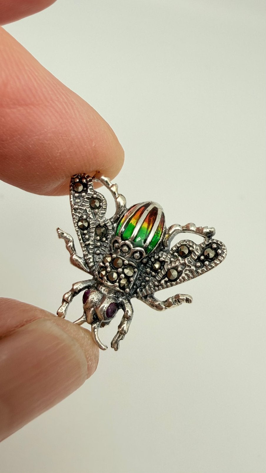 Zilveren broche van een vlieg. Inleg: glasemaille., Verzenden, Nieuw, Met edelsteen, Zilver
