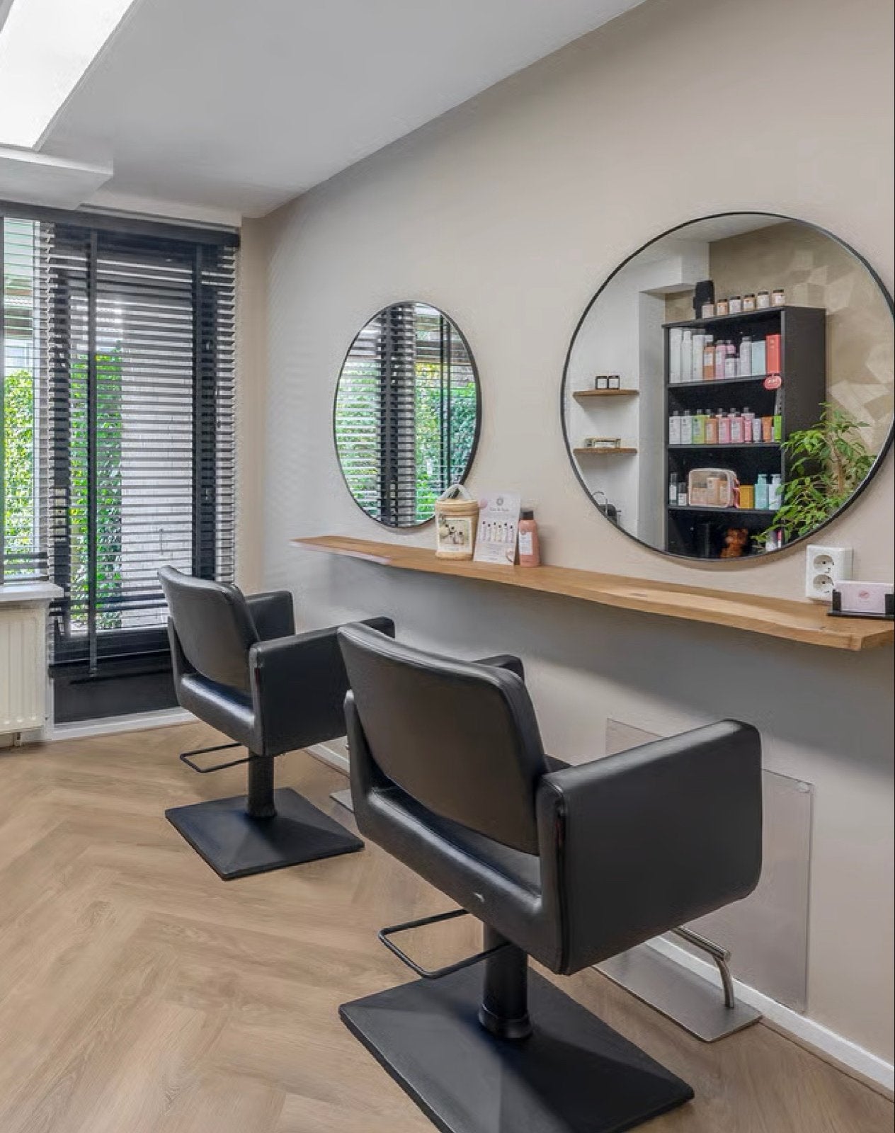 Kapsalon inboedel. 2 kappers stoelen en wasunit, Ophalen, Zo goed als nieuw