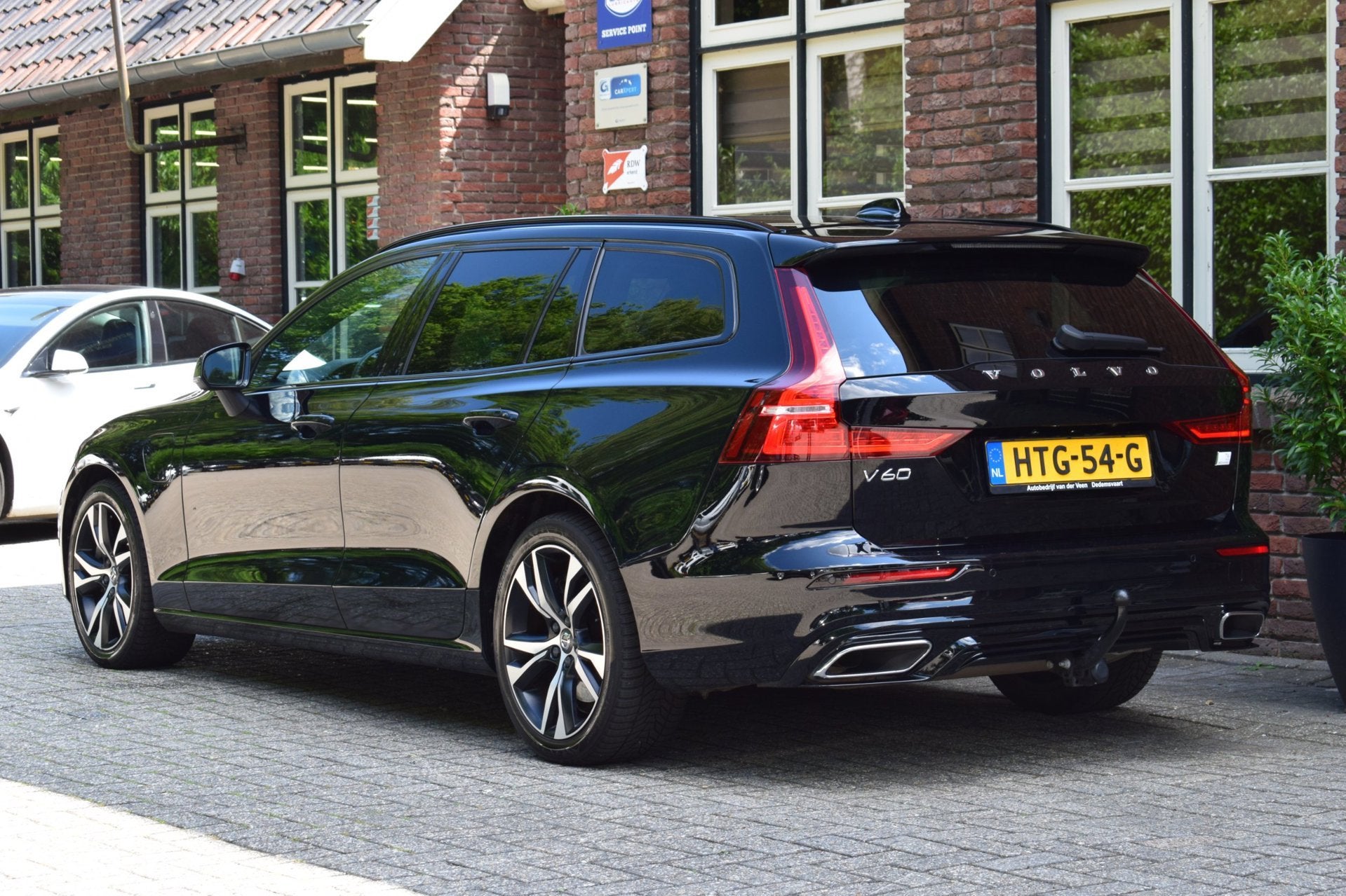 Volvo V60 2.0 T6 Aut. Recharge AWD R-Design Trekhaak | Camer, Auto's, Automaat, Automatische klimaatregeling, Gebruikt, 4 cilinders