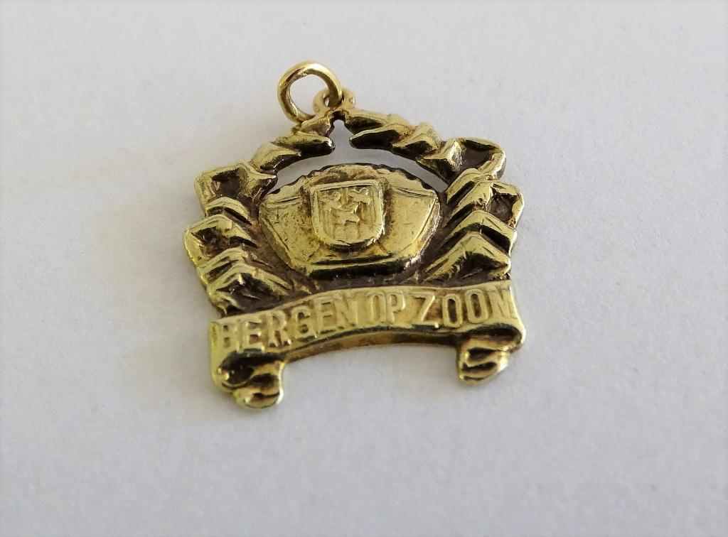 Goud 14K bedel/hanger Wapen Bergen op Zoom vintage jr 50-60, Ophalen of Verzenden, Goud, Hanger