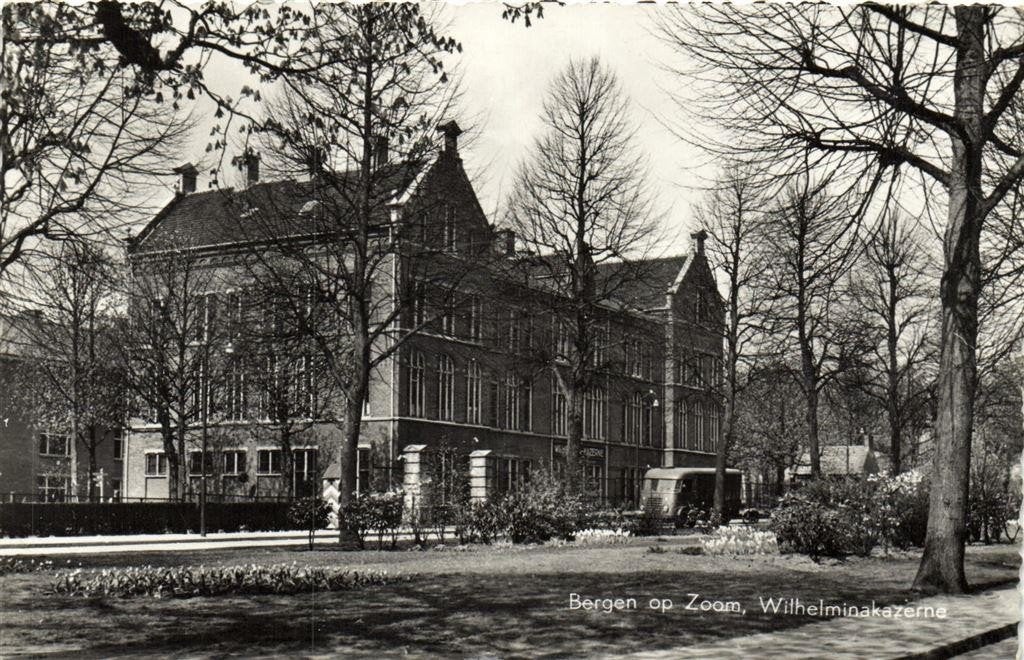 Bergen op Zoom, Wilhelminakazerne - auto. - 1959 gelopen, Verzamelen, Ansichtkaarten | Nederland, Ophalen of Verzenden, 1940 tot 1960