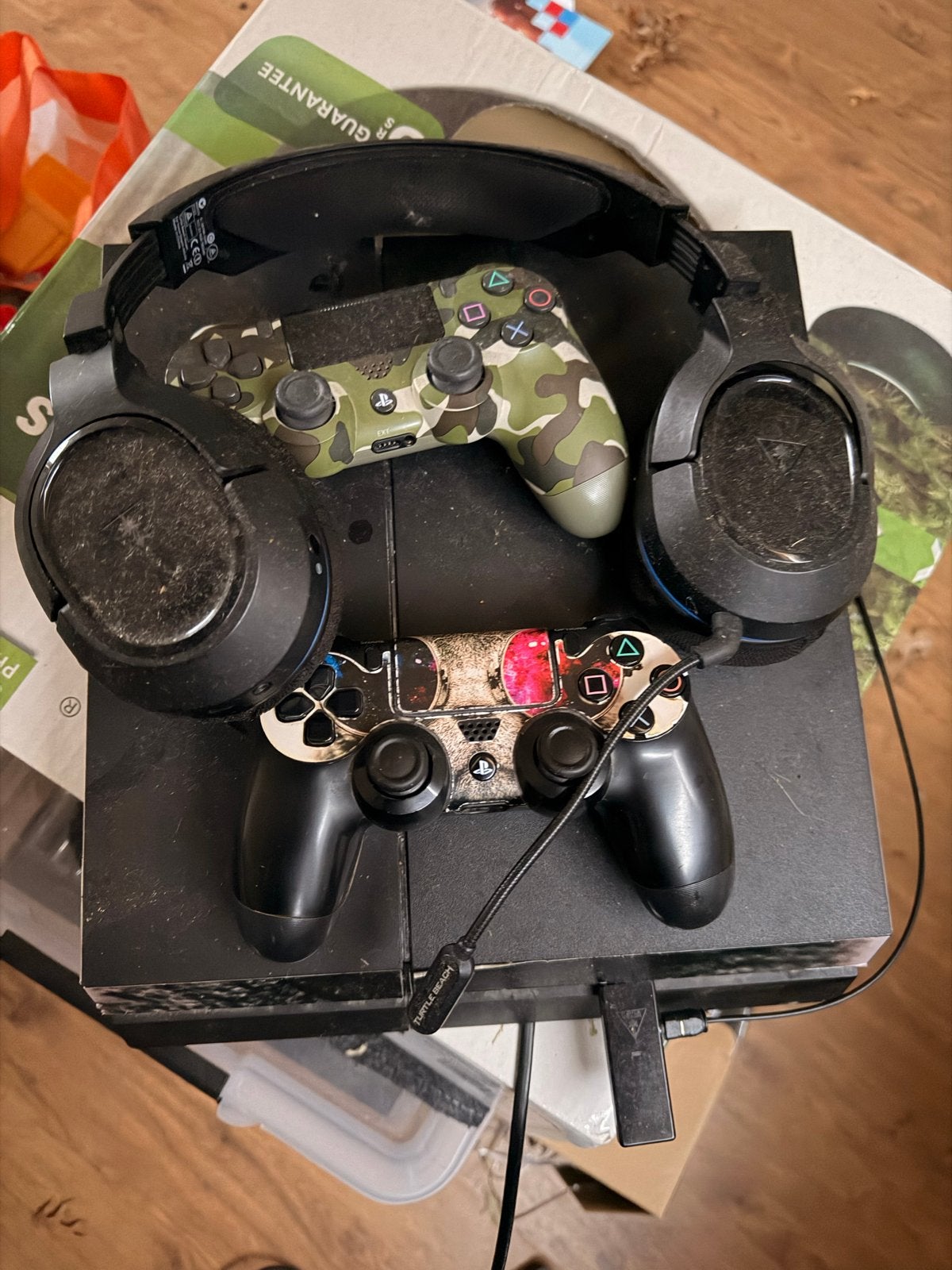 PlayStation 4 met controllers en headset