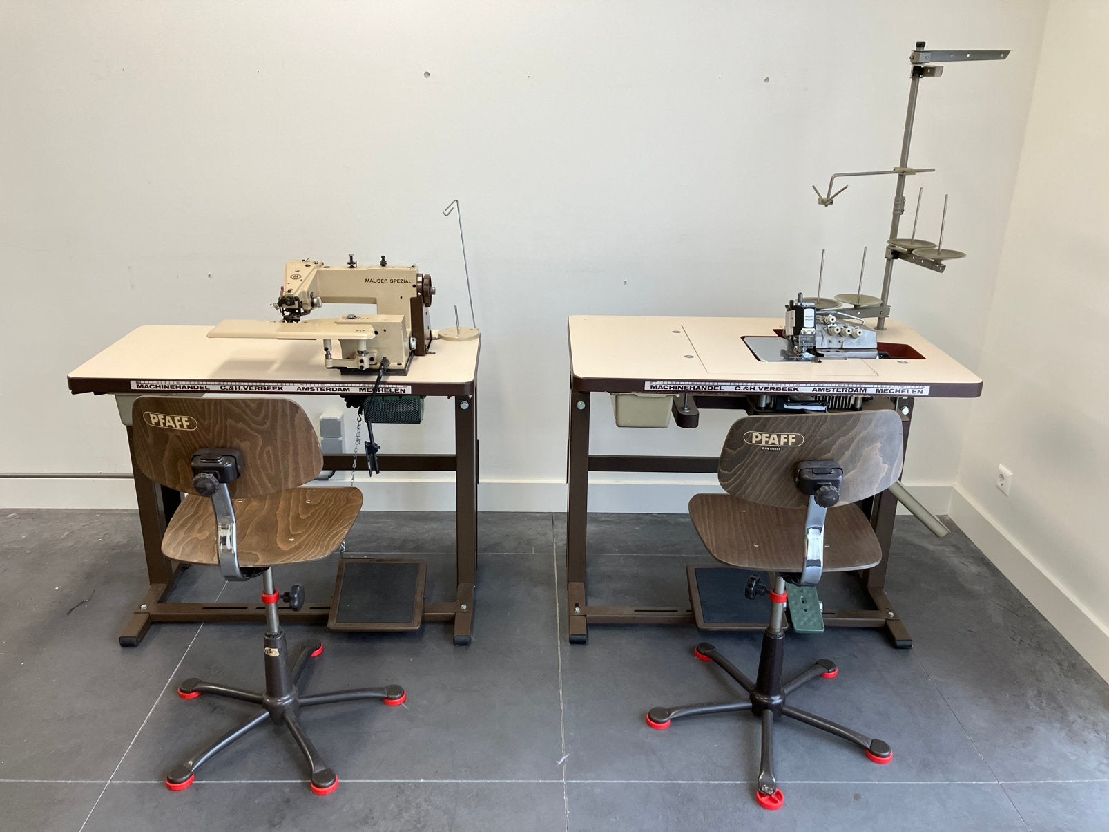 Pfaff naaimachines met verstelbare tafels en Pfaff stoelen., Ophalen, Naaimachine, Industrieel, Gebruikt