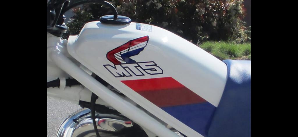Gezocht: Honda MT5 Tank - Wit met rood/blauw logo, Ophalen of Verzenden, Zo goed als nieuw, Tank, Overige merken
