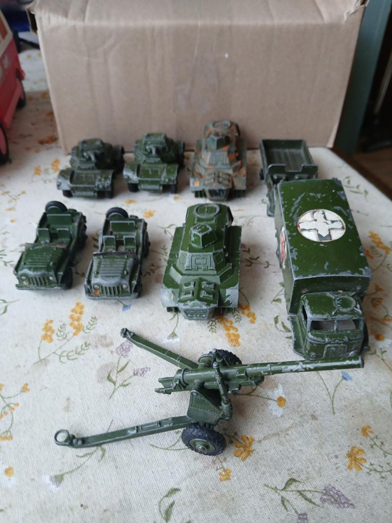 9x legervoertuigen.  Dinky toys,  opknappers/onderdelen, Ophalen of Verzenden, Gebruikt, Auto, Dinky Toys