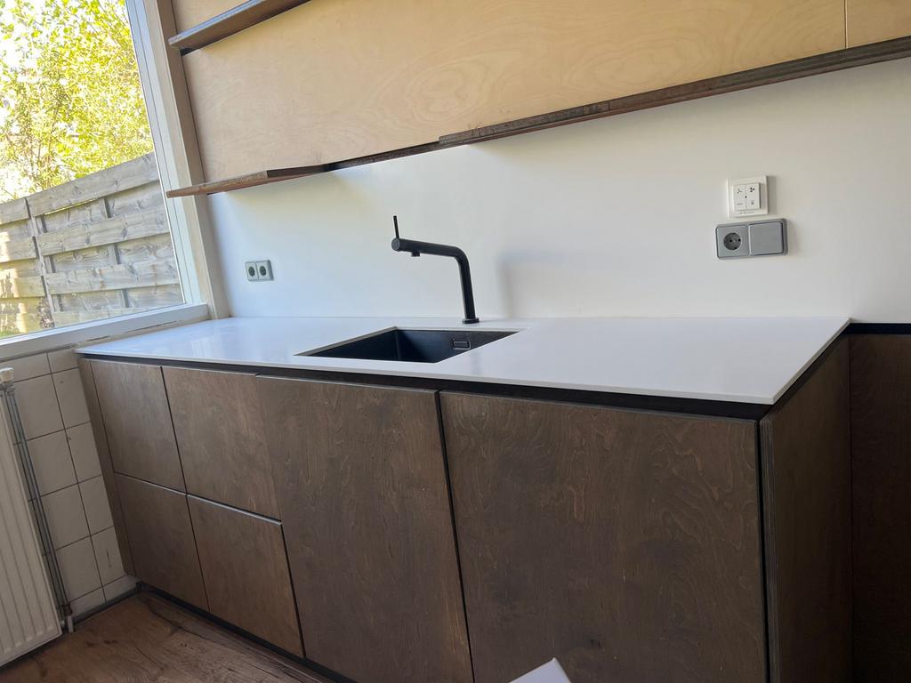 Moderne keuken met koelkast en spoelbak, Huis en Inrichting, Keuken | Complete keukens, Ophalen, Gebruikt, Bruin, Graniet of Steen