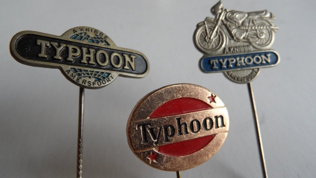 Typhoon oldtimerbromfiets speldjes 3 x verschillend, Verzamelen, Speldjes, Pins en Buttons, Verzenden, Gebruikt, Merk, Speldje of Pin