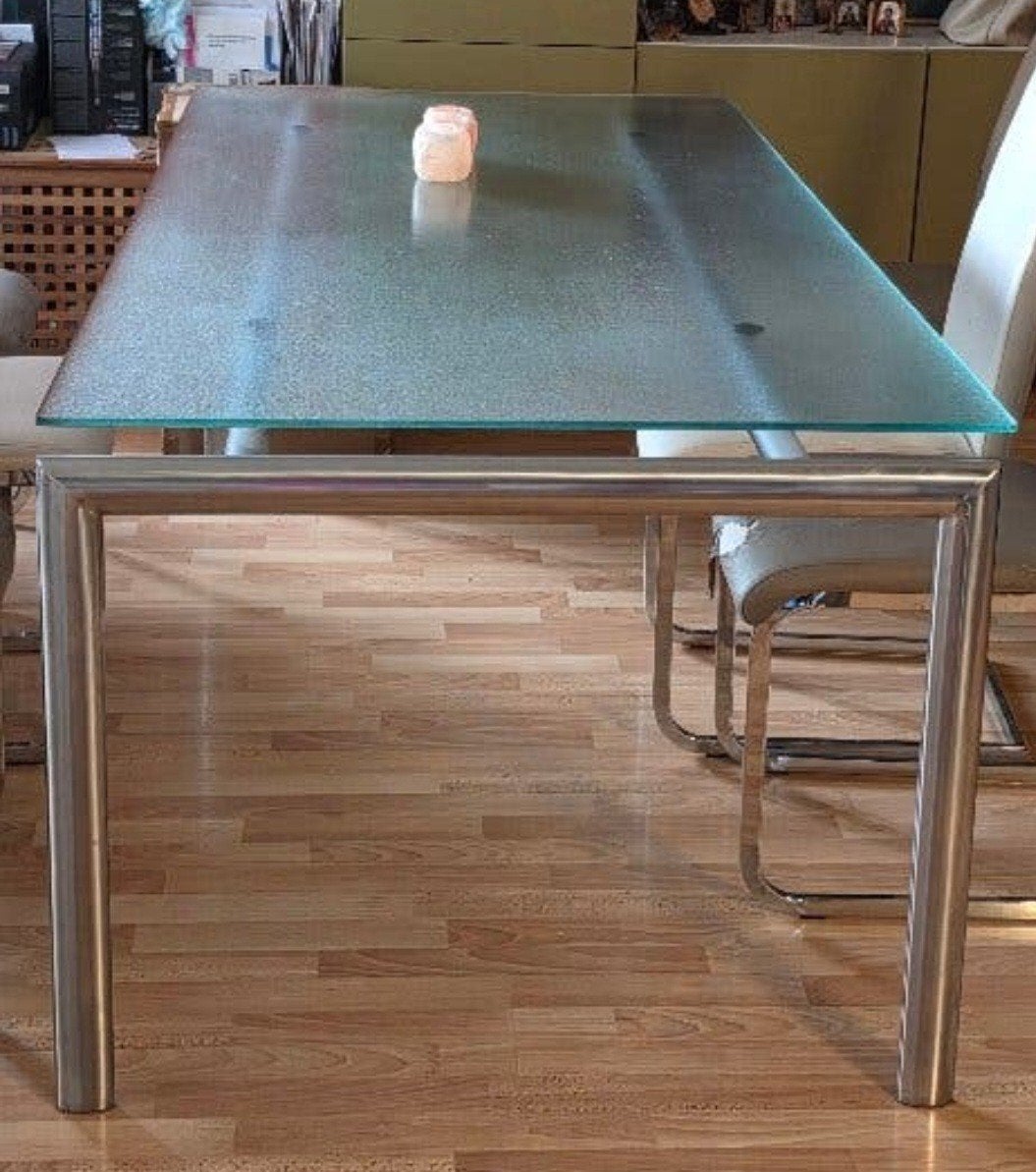 Glazen eettafel met metalen onderstel, Huis en Inrichting, Ophalen, Gebruikt, 50 tot 100 cm, Vijf personen of meer