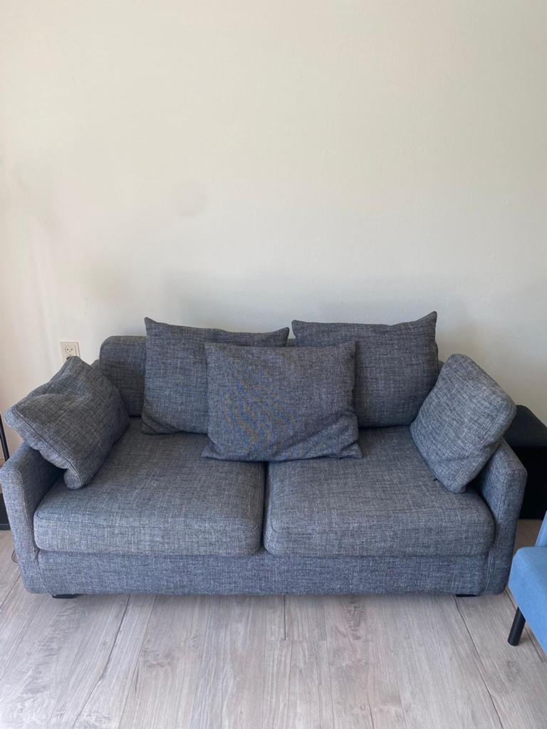 GRATIS Op te halen: Comfortabele 2-zitsbank in grijs stof, Ophalen, Gebruikt, 150 tot 200 cm, Tweepersoons