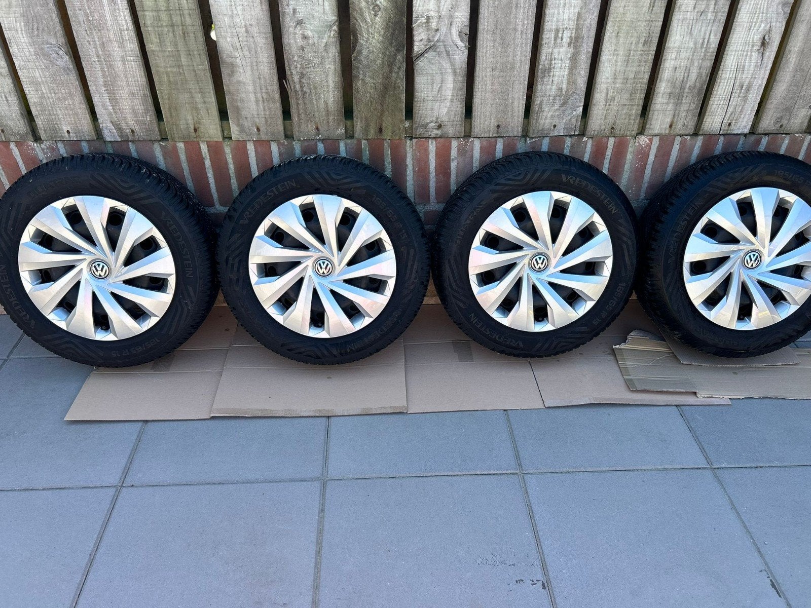 Vredestein winterbanden met velgen en wieldoppen 185/6, Ophalen, Gebruikt, 15 inch, Banden en Velgen