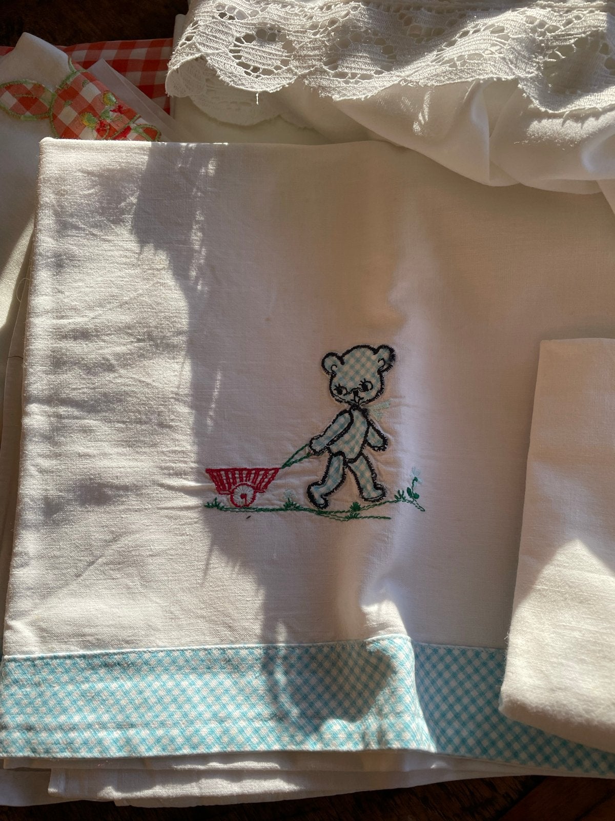 Vintage baby beddengoed 5 sets - geborduurd en kant, Kinderen en Baby's, Kinderkamer | Beddengoed, Gebruikt, Overige merken, Jongetje of Meisje