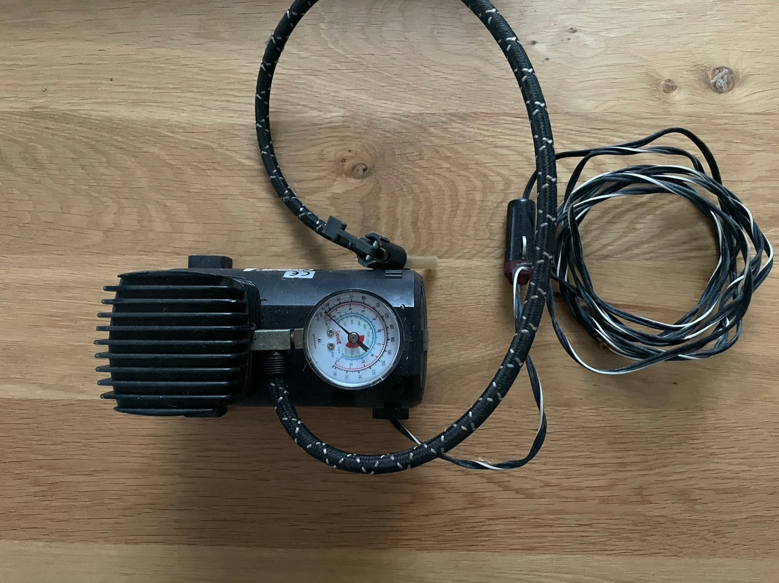 Auto luchtcompressor 12V sigaretten aansteker, Ophalen, Zo goed als nieuw