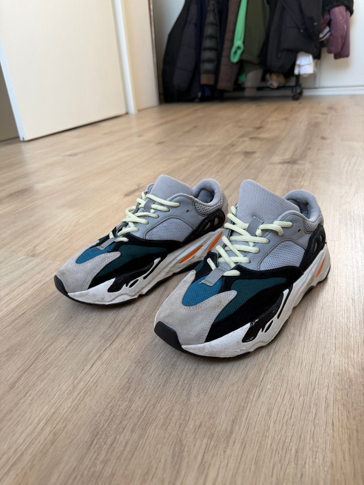 Yeezy boost 700, Ophalen of Verzenden, Zo goed als nieuw, Schoenen