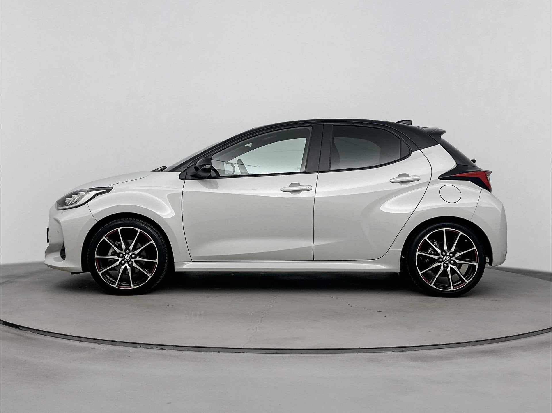 Toyota Yaris 1.5 Hybrid GR Sport Bi-Tone | JBL-Audio | Navig, Auto's, Toyota, 12 maanden, 450 kg, Gebruikt, 23 km/l