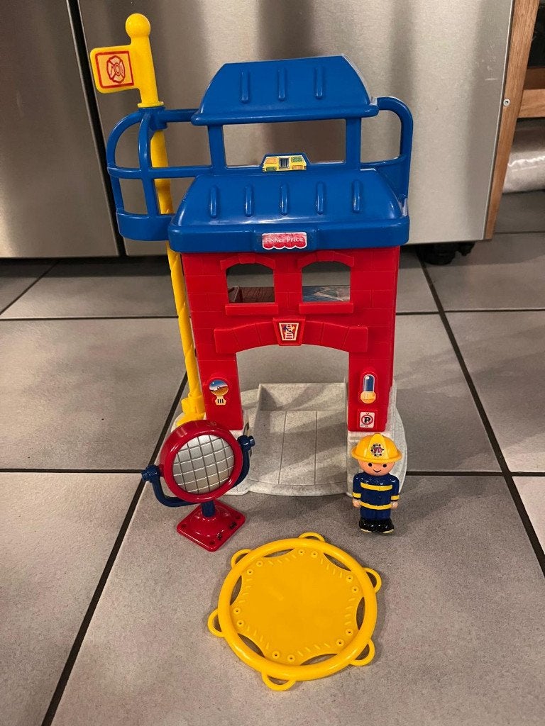 Brandweerkazerne van Fisher price met toebehoren., Ophalen, Speelset
