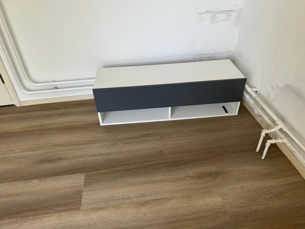 Moderne tv-kast 1.00 mtr breed - Grijs/Wit, Kunststof, Gebruikt, 100 tot 150 cm, Ophalen of Verzenden