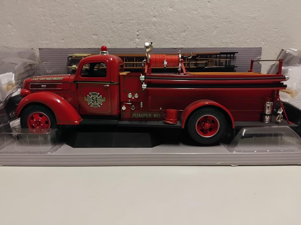 Grote Ford 1941 Pumper Firetruck Highway 61 metal 1:16 KRD, Ophalen of Verzenden, Zo goed als nieuw, 1:9 t/m 1:12, Bus of Vrachtwagen
