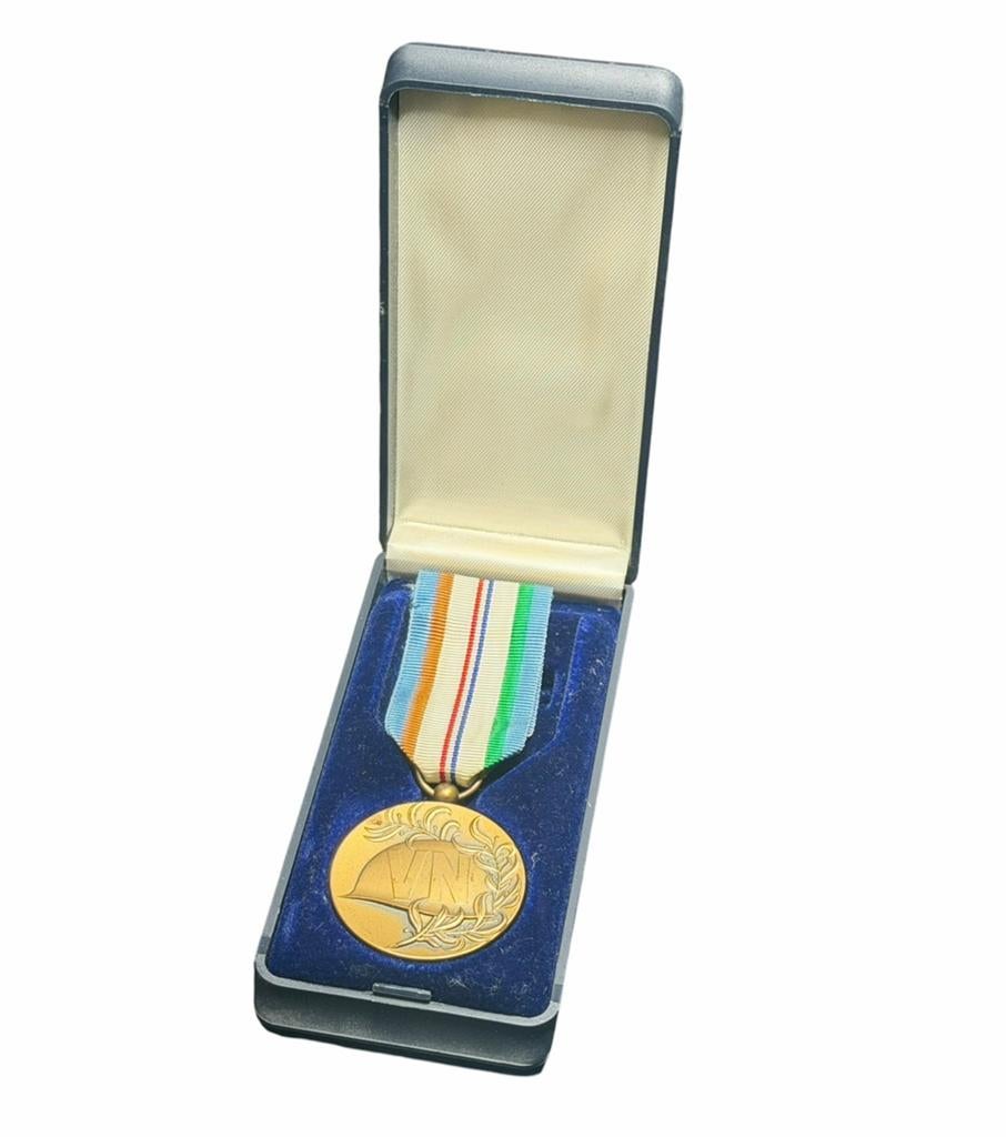 Herinneringsmedaille VN Vredesoperaties in doosje, Verzenden, Landmacht, Nederland, Lintje, Medaille of Wings