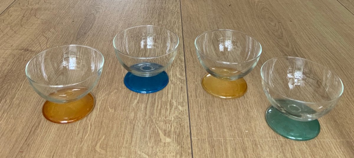 4 puntgave glaasjes op gekleurde voet, Ophalen of Verzenden, Zo goed als nieuw, Borrel- of Shotglas