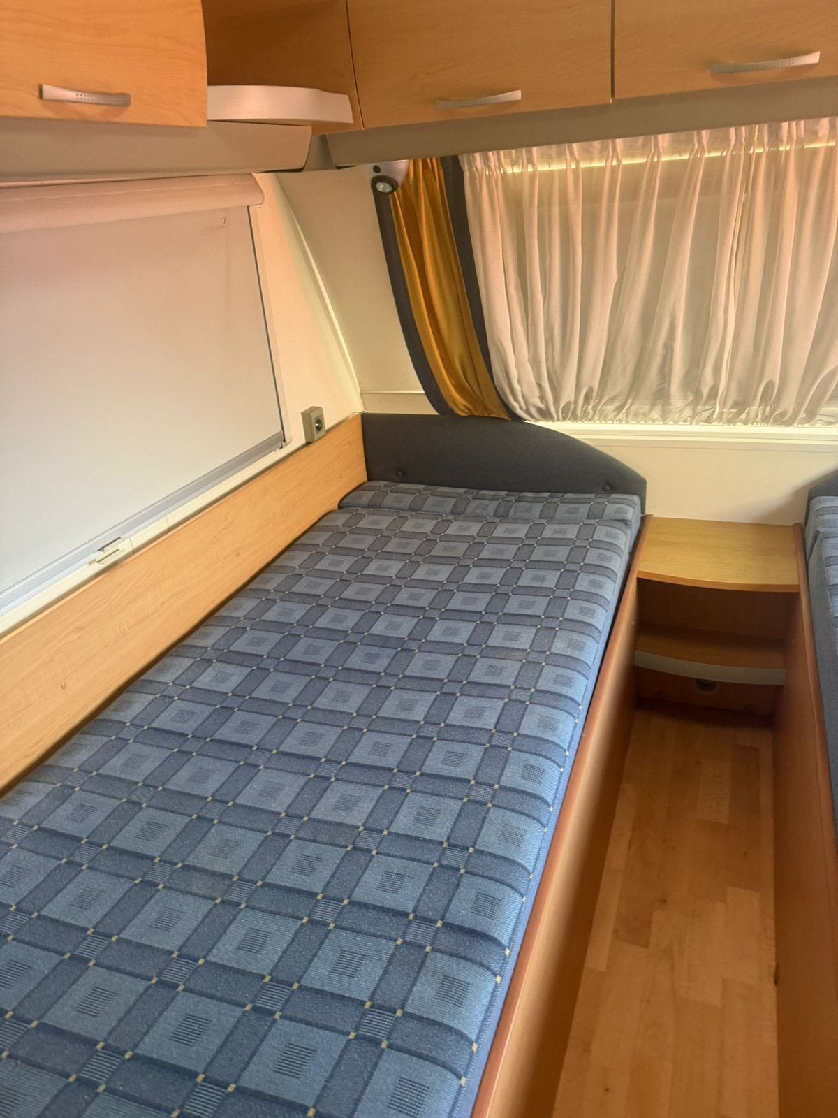 Mooie Knaus 580 caravan met mover – bouwjaar 2006, Rondzit, Koelkast, Particulier, Knaus