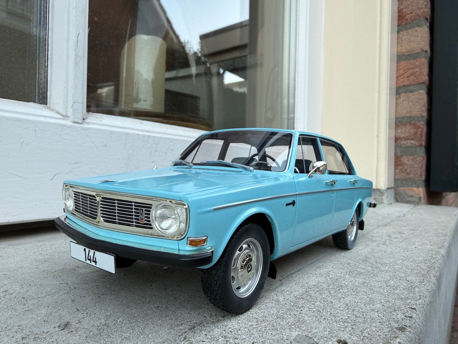 1:18 Volvo 144 lichtblauw 1970 BOS Models BOS426, Hobby en Vrije tijd, Overige merken, Info@modelcarworld.com, Auto, Nieuw