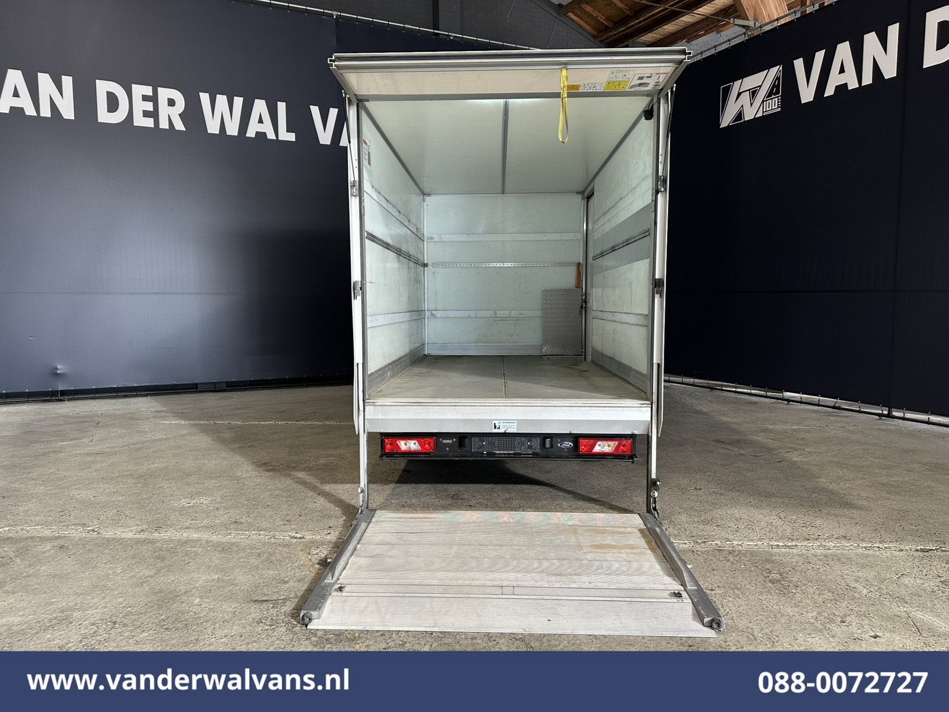 Foto 3 van Ford Transit 2.0 TDCI 131pk Bakwagen Laadklep Zijdeur Euro6