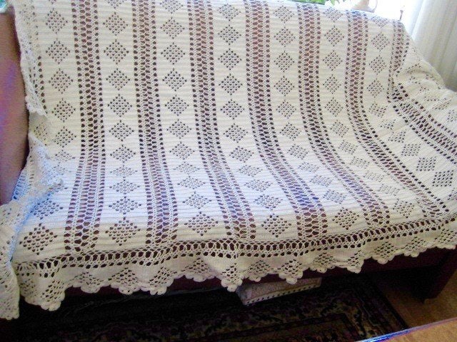 BROCANTE ,PRACHTIG WIT GEHAAKT KATOENEN SPREI egale banen, Antiek en Kunst, Ophalen of Verzenden