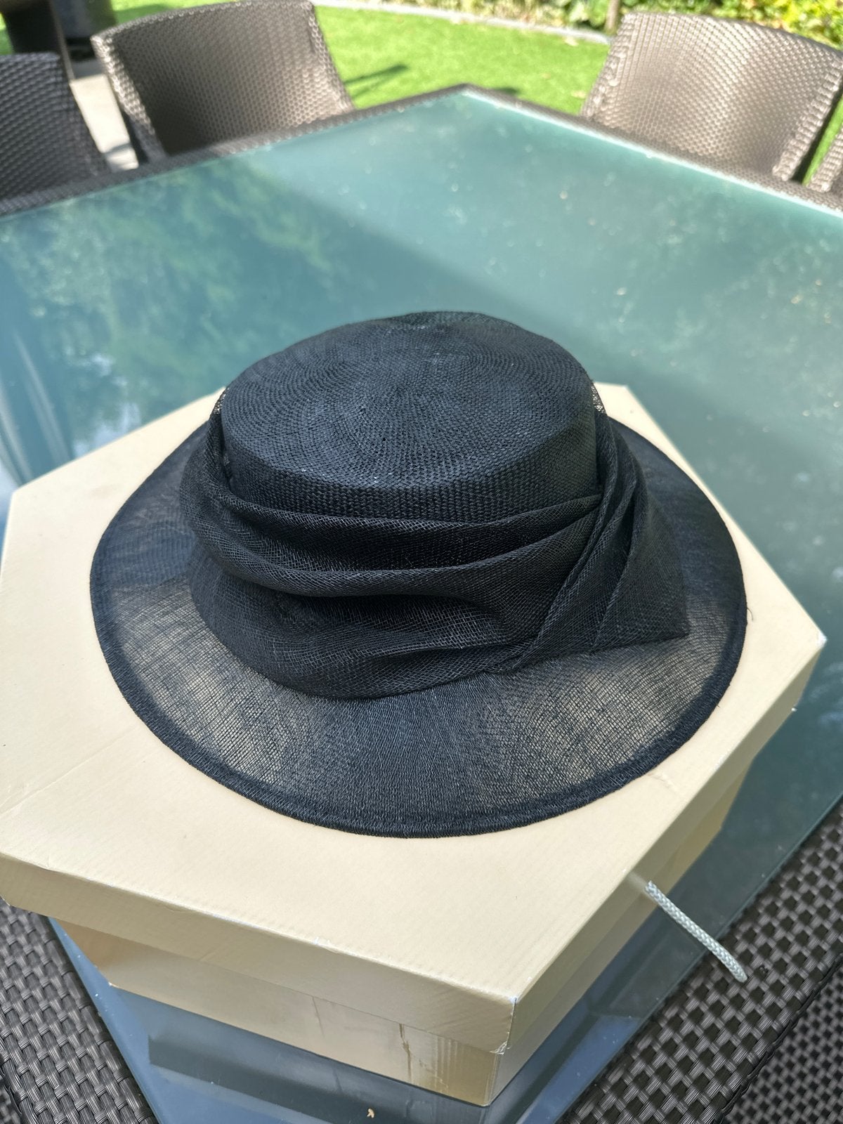 Elegante zwarte hoed, maat 56, Kleding | Dames, Hoeden en Petten, Ophalen of Verzenden, Zo goed als nieuw, Hoed