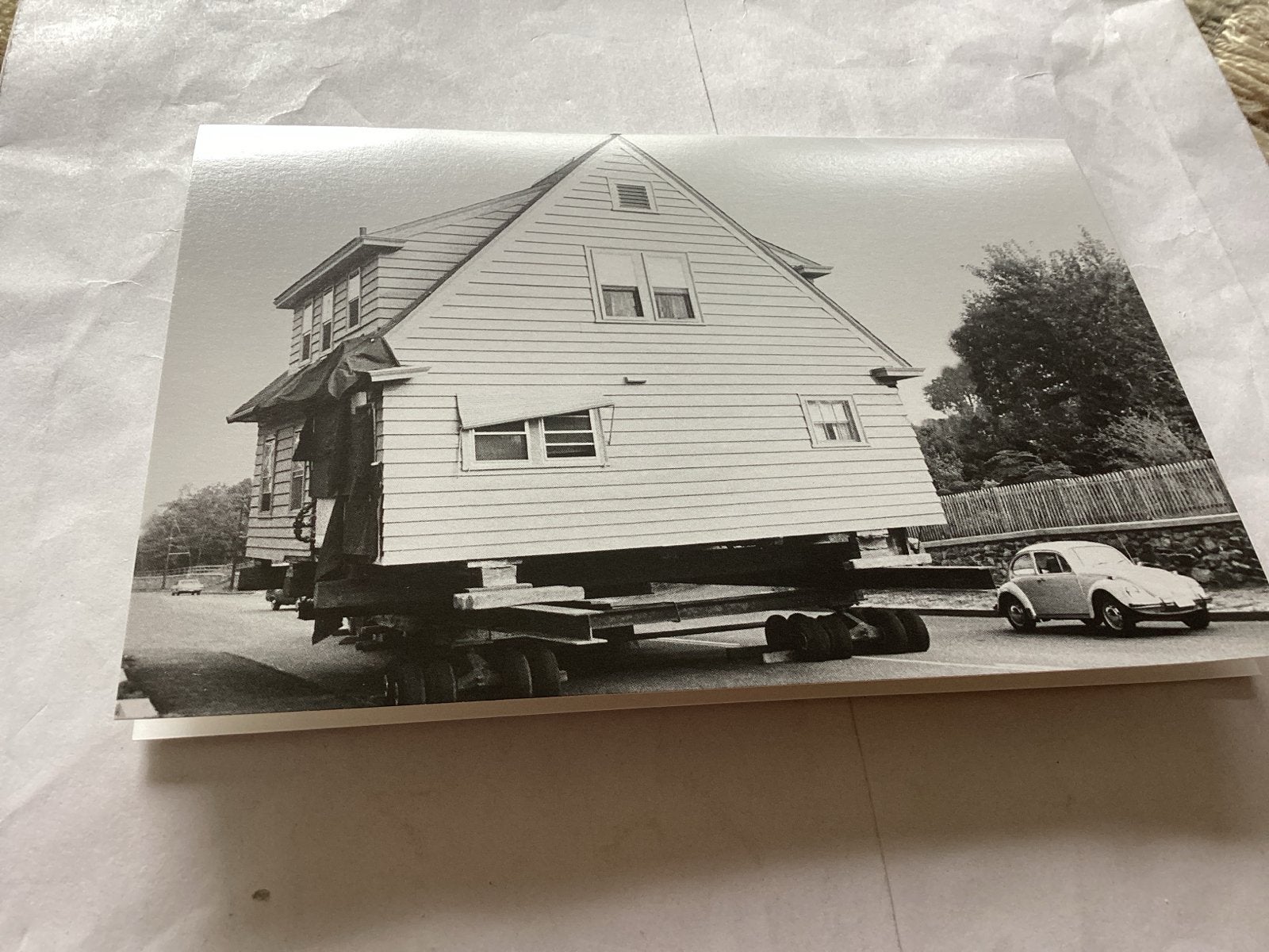 Zwart-wit ansichtkaart 'Moving House' - Ed Cocaine/H. Armstr, Ophalen of Verzenden, 1980 tot heden, Ongelopen