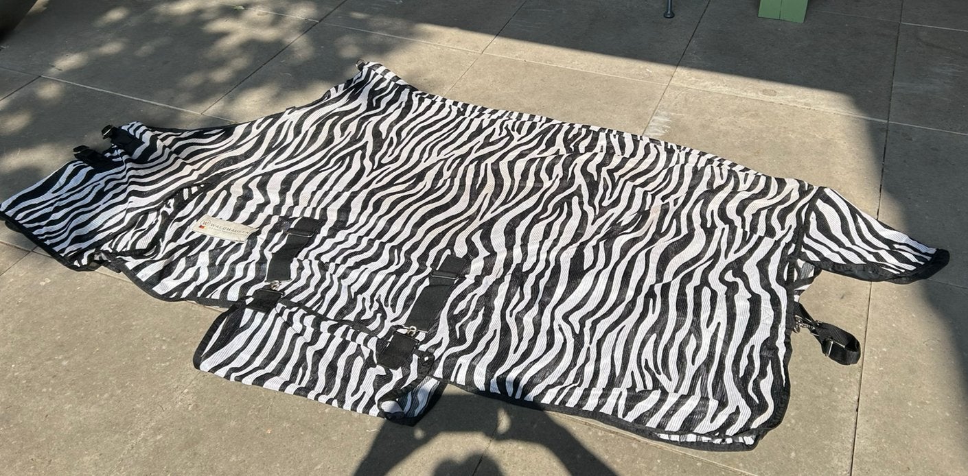 Te koop aangeboden: Waldhausen vliegendeken Zebra maat 145cm, Overige merken, Vliegendeken, Zo goed als nieuw, Full (L)