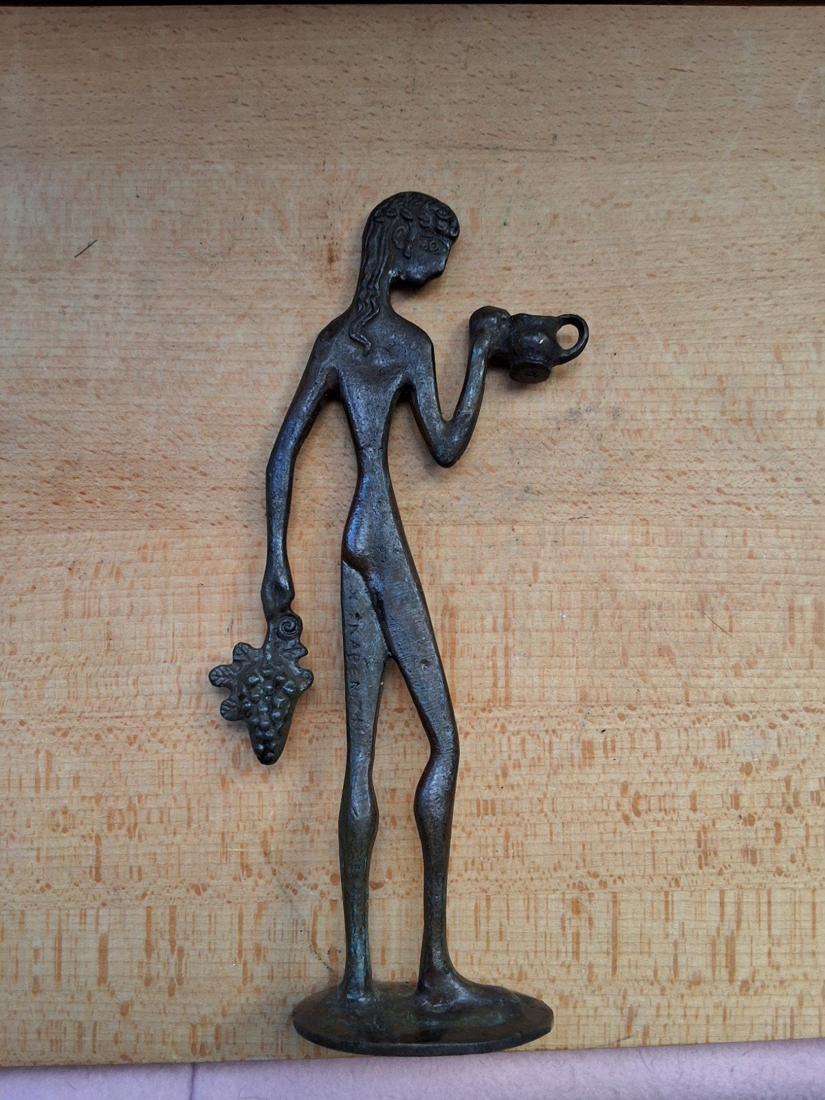 Brons beeld man met druiven kan Dionysos grieks god van wijn, Antiek en Kunst, Gepatineerd, Ophalen of Verzenden, Brons, 20 - 50 cm