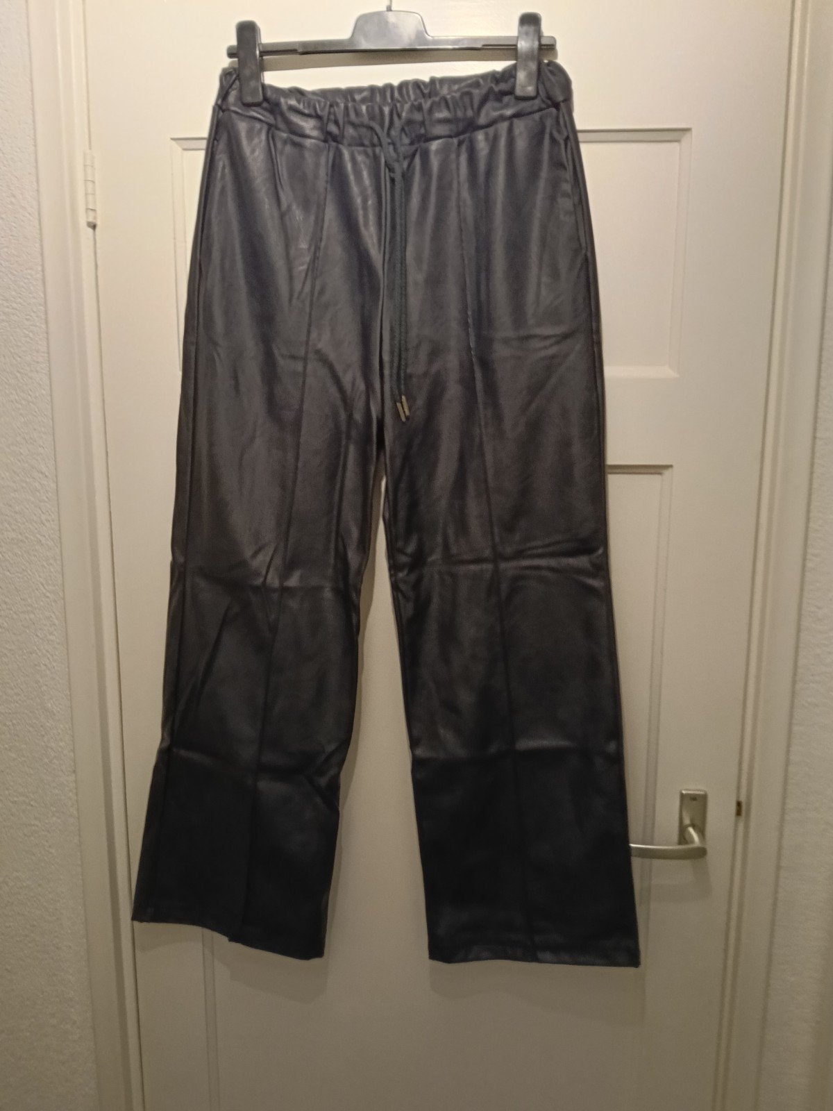 mooie donkerblauwe imitatie leren broek, Kleding | Dames, Blauw, Maat 42/44 (L), Ophalen of Verzenden, Zo goed als nieuw