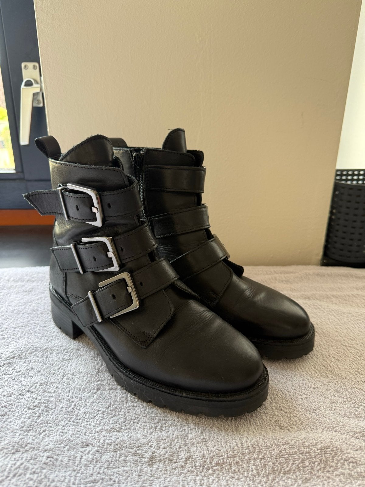Manfield Zwarte Boots met Gespen - Maat 38 (vallen klein), Ophalen of Verzenden, Gedragen, Zwart, Lage of Enkellaarzen