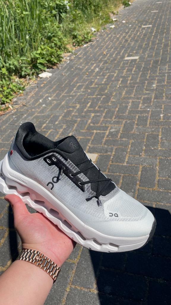 On cloud, Ophalen of Verzenden, Nieuw, Sportschoenen