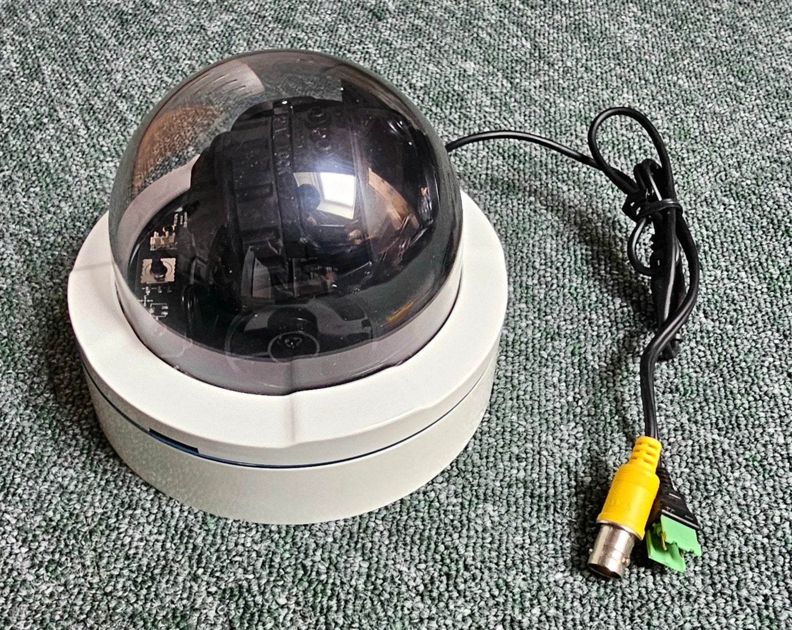 Grundig GCA-B4325D Analoge Dome camera, Audio, Tv en Foto, Videocamera's Analoog, Ophalen of Verzenden, Overige soorten, Camera