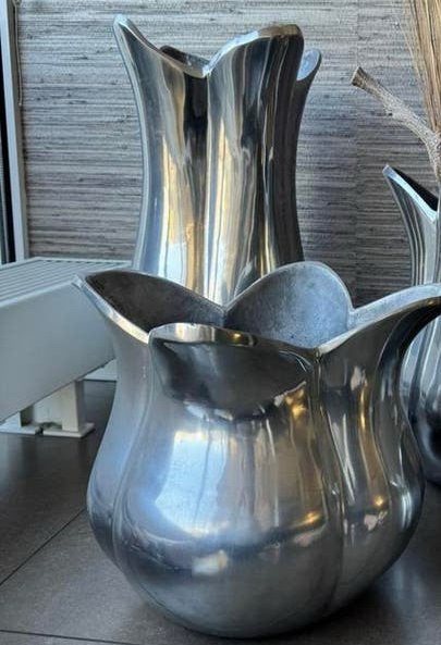 Tulp vorm aluminium vazen Brass & Boom, Huis en Inrichting, Woonaccessoires | Vazen, Overige materialen, Gebruikt, Overige kleuren