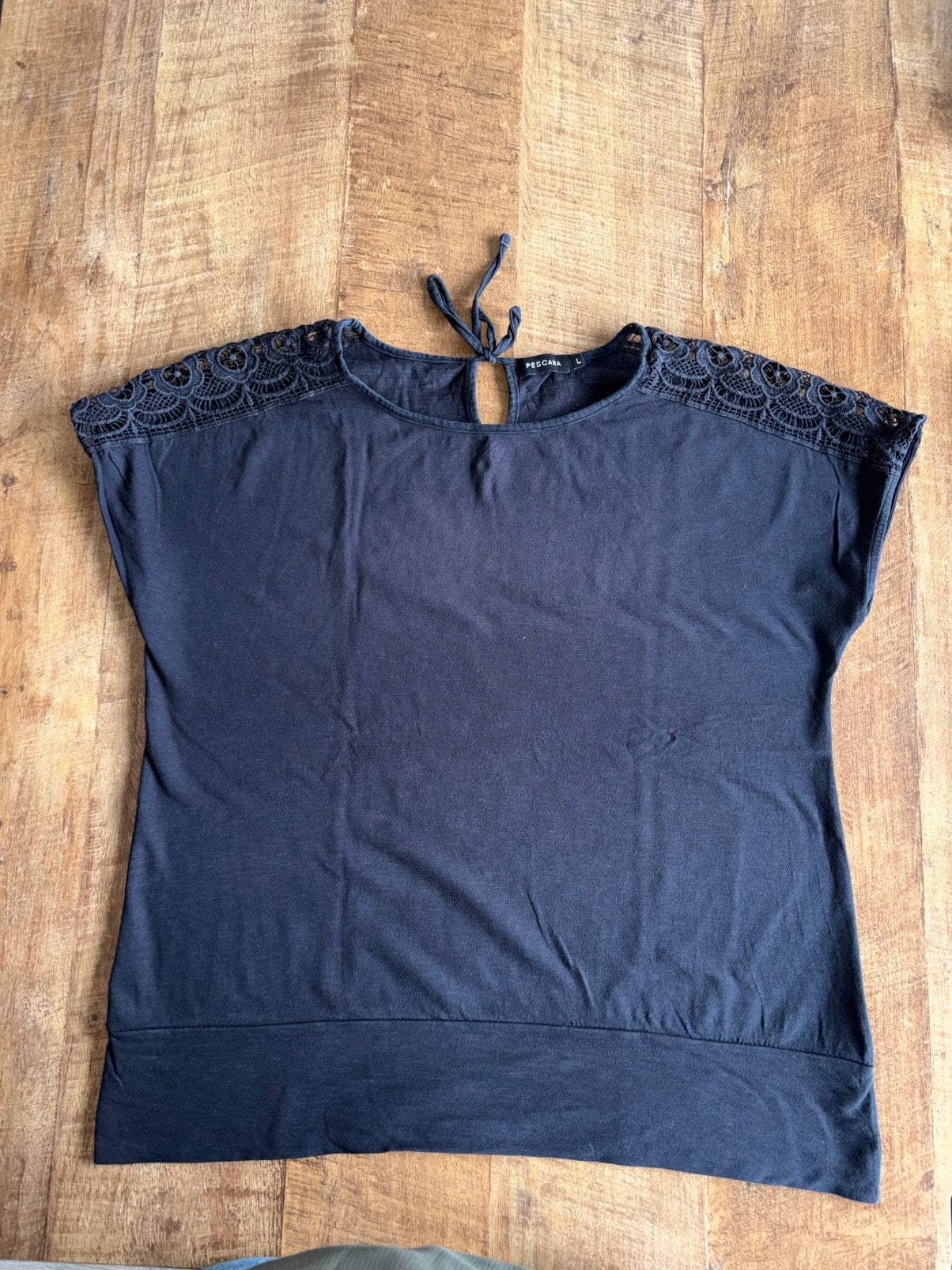 Donkerblauw shirt met broderie op schouders maat L pescara, Ophalen of Verzenden, Zo goed als nieuw, Blauw, Korte mouw