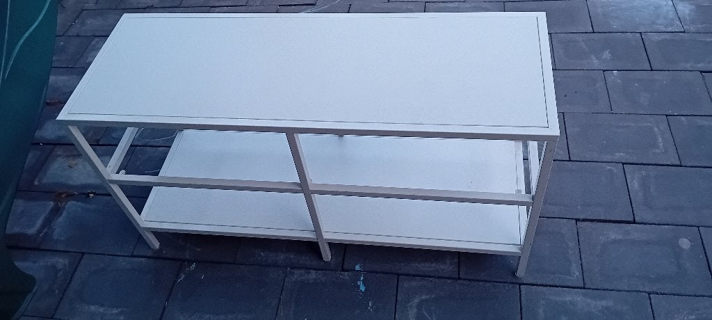 vittsjö tv tafel/ bank ikea.VITTSJÖ TV-bank, 100x36x53 cm, Ophalen, 2 stoek hout + 1 stoek glas daar tussen. En metal., 50 tot 100 cm