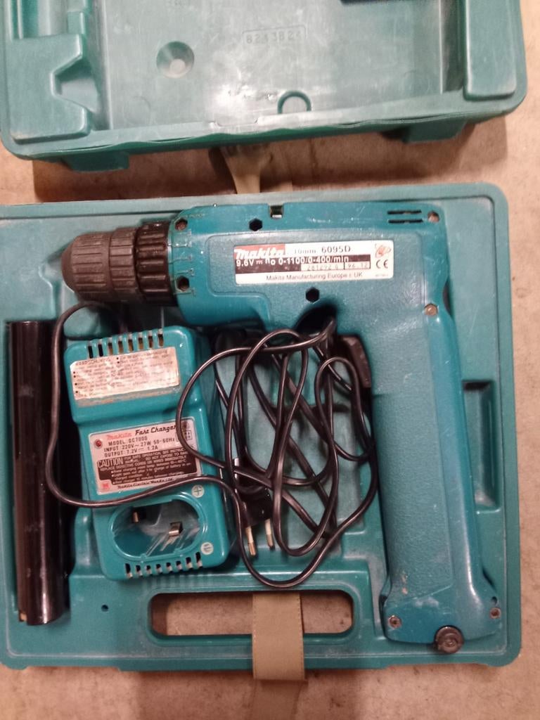 Makita 6095D Accuboormachine met lader en koffer, Gebruikt, Variabele snelheid, Ophalen of Verzenden, Boor- en Schroefmachine