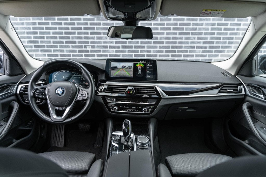 BMW 5-serie Touring 530e Business Edition Plus Sensatec | Pl, Auto's, BMW, Achterwielaandrijving, Gebruikt, 4 cilinders, Zwart
