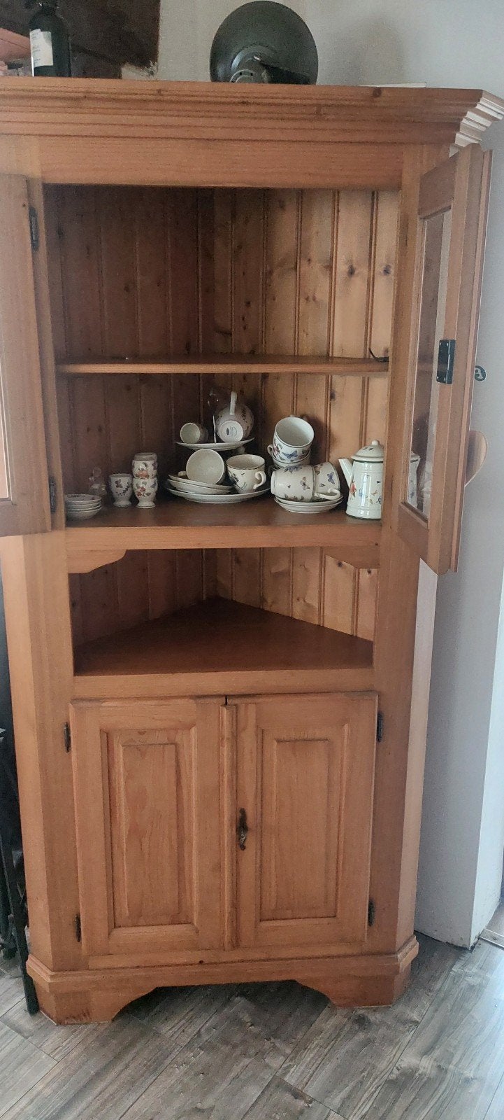 Houten hoekkast met glazen deuren en opbergruimte, Ophalen, Zo goed als nieuw, 150 tot 200 cm