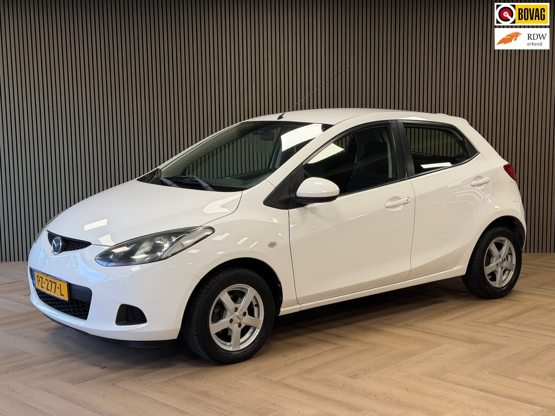 Mazda 2 AUTOMAAT PARKEERSENSOREN ACHTER AIRCO, Stof, Gebruikt, Met garantie (alle), Wit