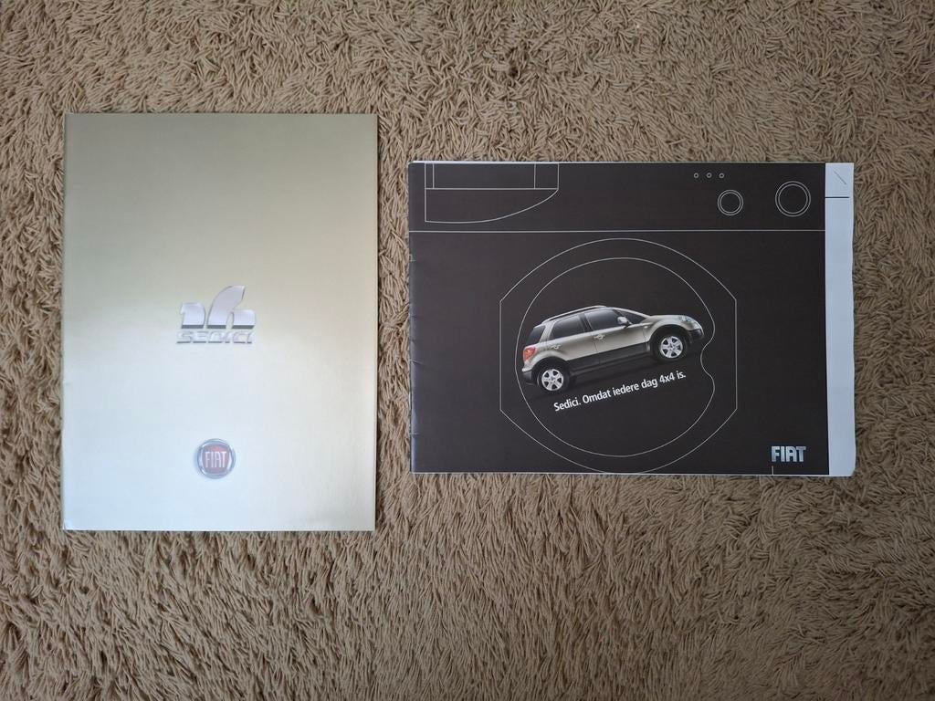 2x autofolder Fiat Sedici, Verzenden, Zo goed als nieuw, Overige merken