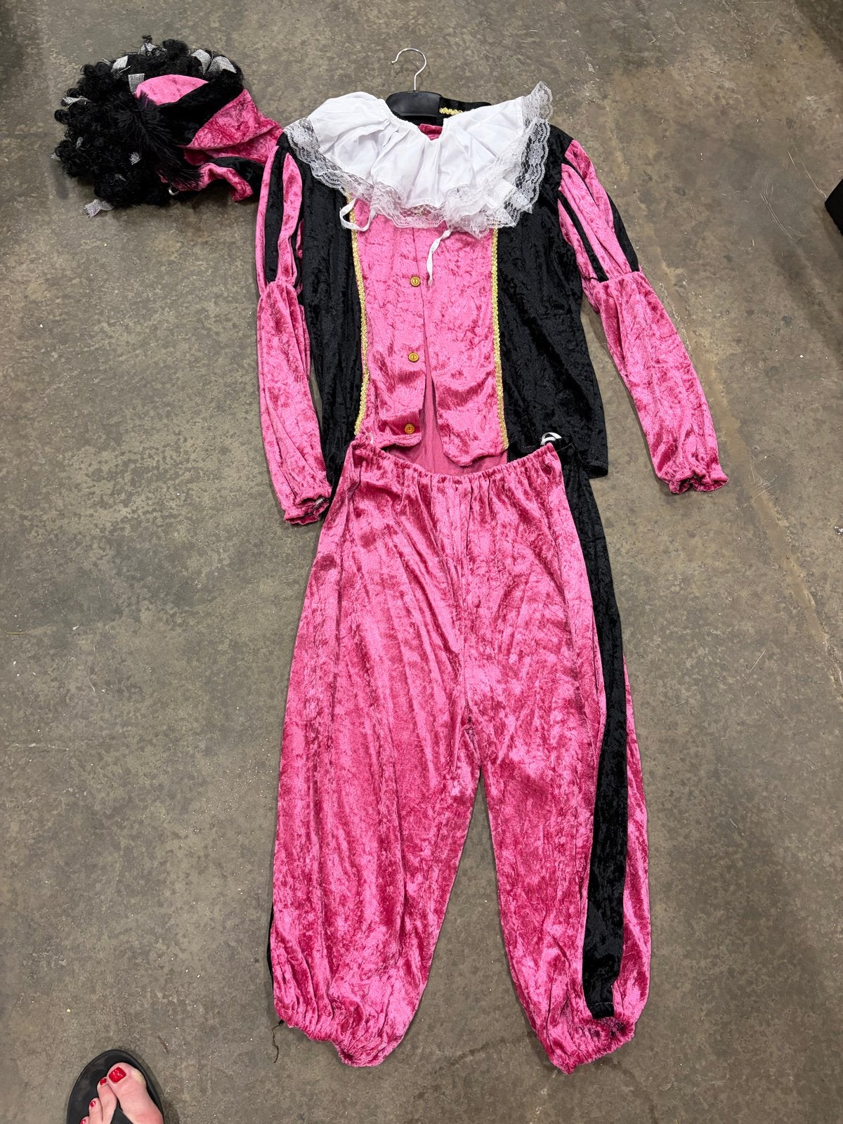 Zwarte Piet kostuum roze/zwart met hoed en zak, Ophalen of Verzenden, Zo goed als nieuw, Pak of Jurk
