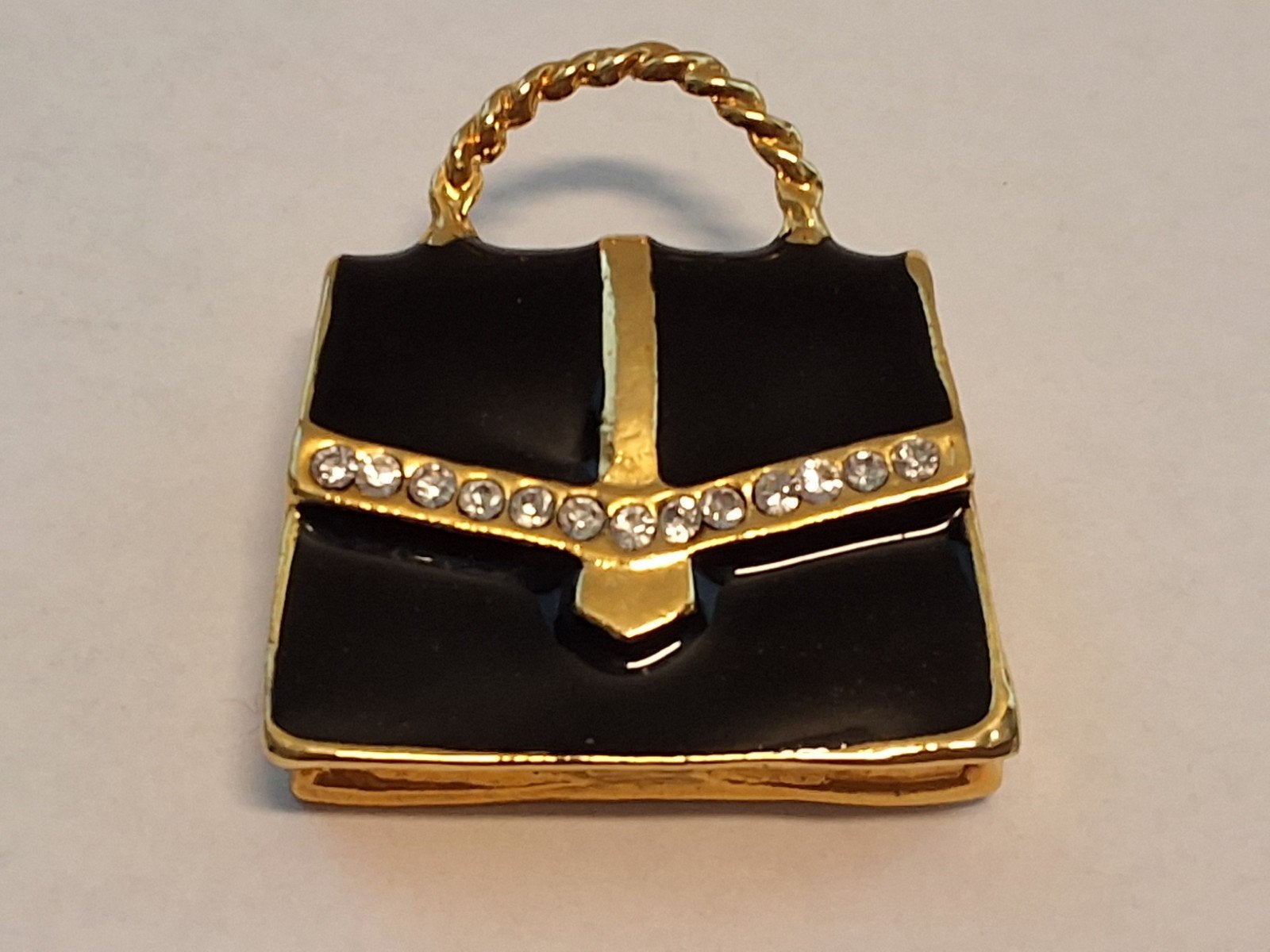 Vintage Goudkl. Tas Broche met Strass en Emaille, Sieraden, Tassen en Uiterlijk, Broches, Overige materialen, 4 tot 7 cm, Gebruikt