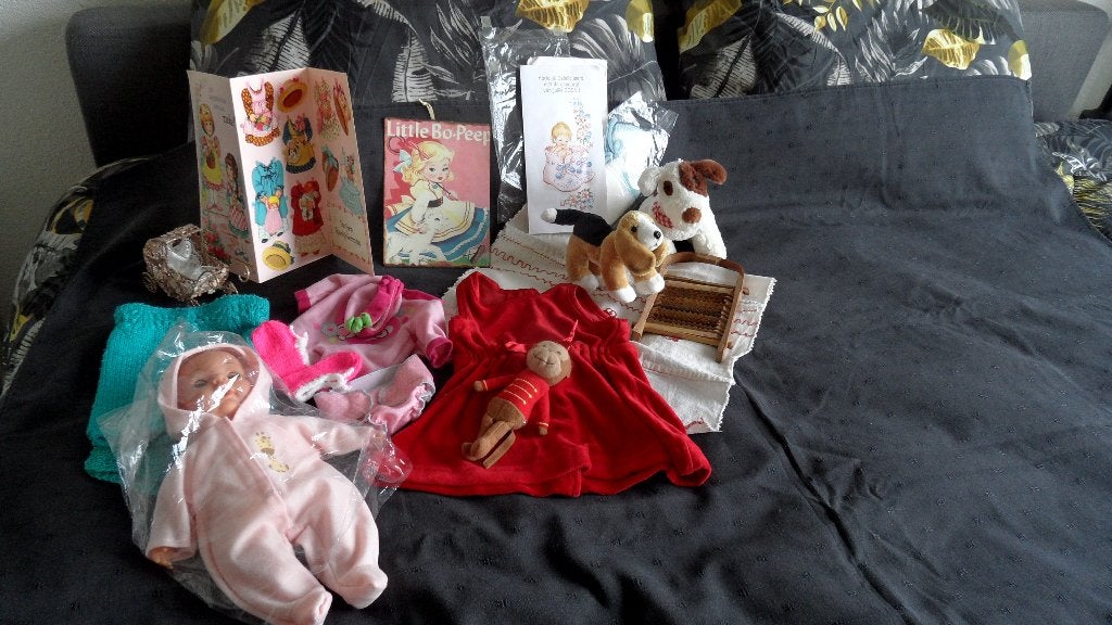 Lotje speelgoed met oa nieuwe pop, kleertjes etc, Ophalen of Verzenden, Gebruikt, Pop