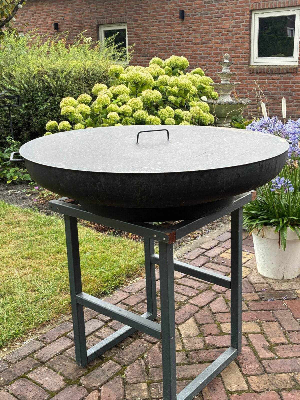Vuurschaal met grill en deksel op onderstel-100 cm, Ophalen, Gebruikt
